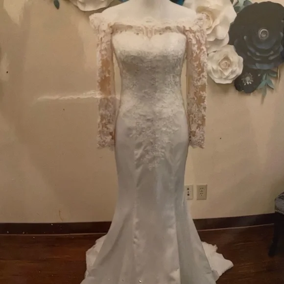 One of a kind size 2 Wedding Gown Street Size 0 Off the Shoulder NWT Pearl Bead